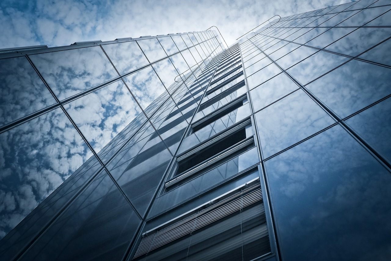 Arquitectura corporativa de Madrid: fachada de cristal reflejando el cielo.